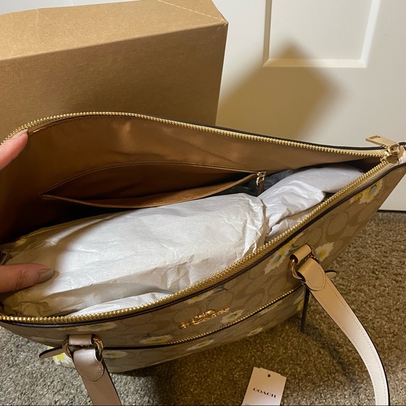 ❗️SOLD❗️Coach Gallery Tote In Signature Canvas Daisy Print - Picture 4 of 5
